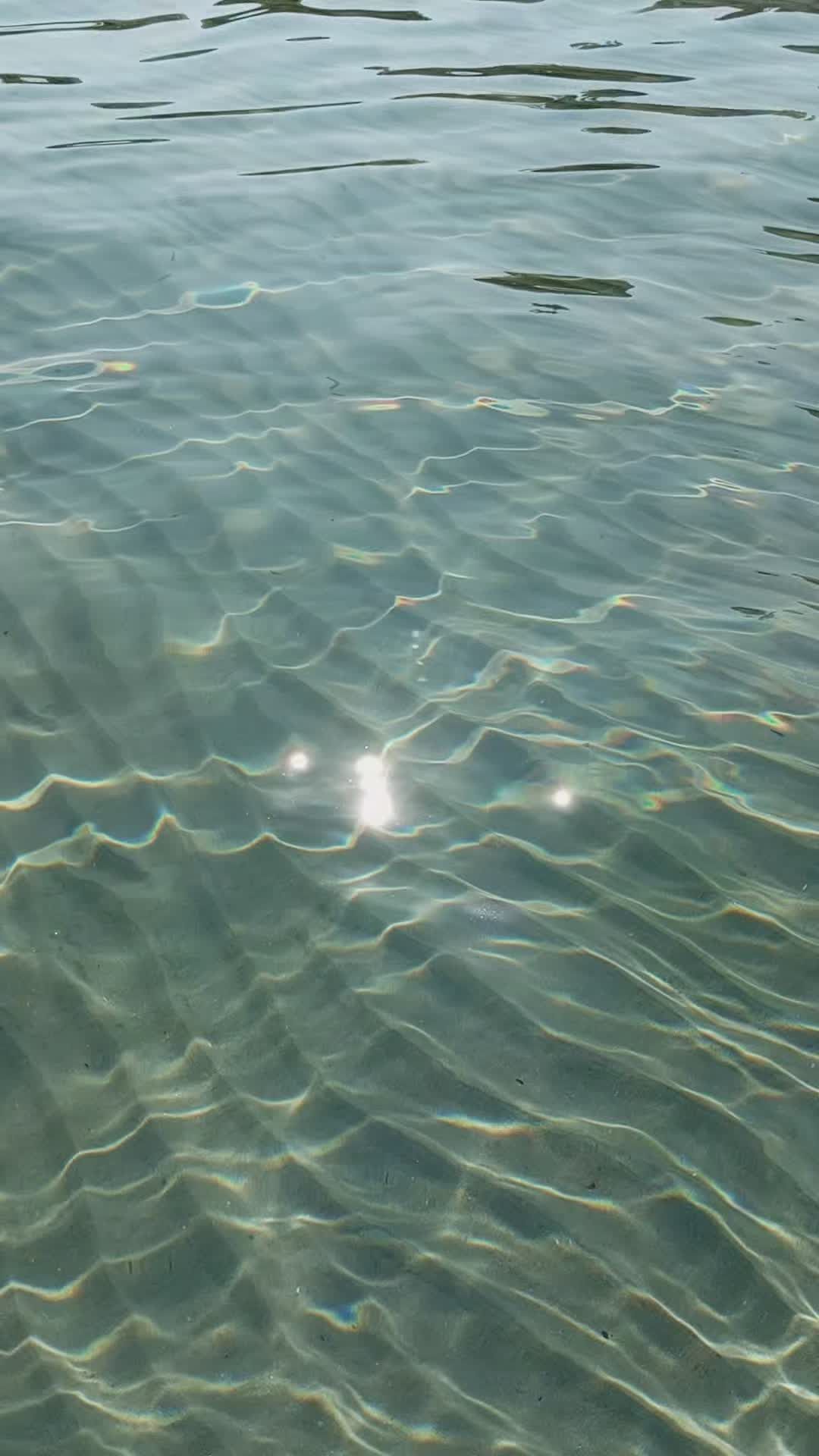 Zacht zonlicht op rustig kabbelend water.