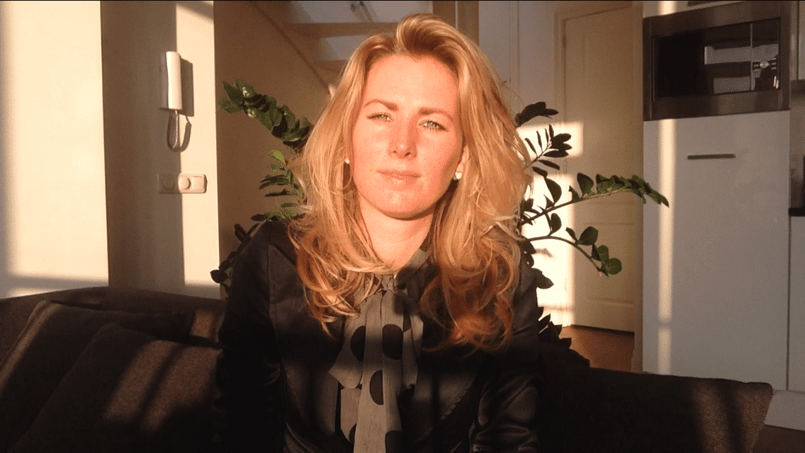 vrouw die op de bank zit